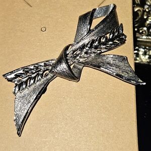 Vintage Elegant Silver Bow Brooch- Unmarked